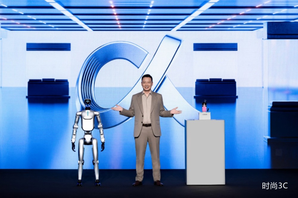 改变中的荣耀： CEO李健称手机不应是“无聊黑色方块”