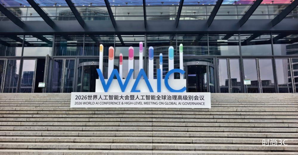 WAIC | 全球首款Robot Phone，开启多模态具身交互新时代